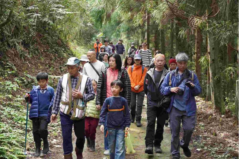 耆老帶領民眾漫步於白蘭溪古道  圖片來源：圈谷資訊股份有限公司