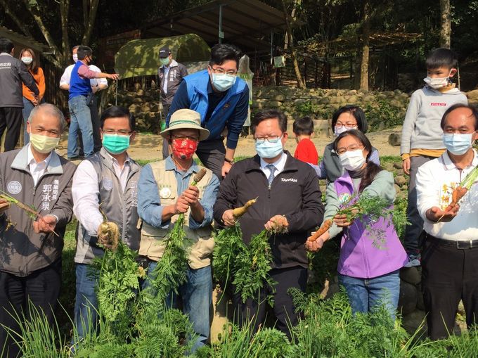 市長鄭文燦(前右3)與貴賓採摘季節性蔬菜。(圖：農業局提供)