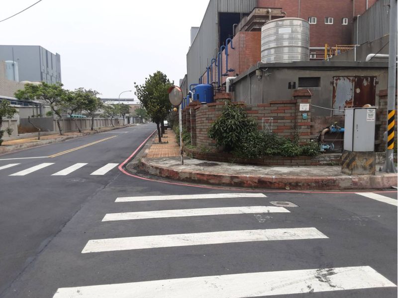 觀音區工業四路與經建四路交人孔蓋冒出大量泡沫，造成汚染。