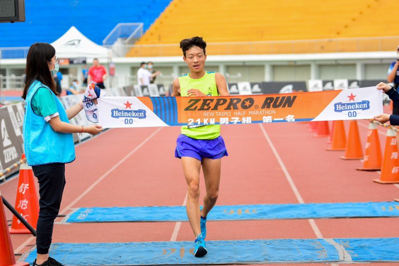 男子組則由台灣大腳ㄚ協會周賢峰以1”27”10奪冠  圖片來源：ZEPRO RUN