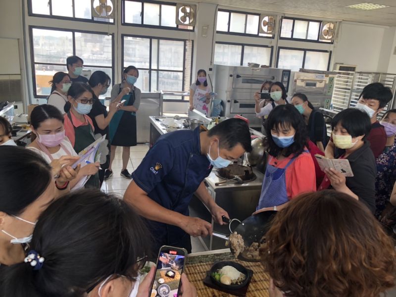 餐飲業首重衛生，圖為複合式餐飲訓練班劉意源老師傳授烹飪技巧。  圖片來源：莊鑑川