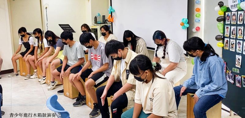 青少年進行木箱鼓演奏  圖片來源：北家扶中心提供
