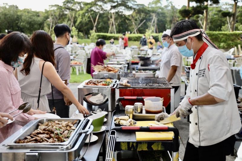 暑假限定的戶外綠地BBQ夏季晚餐，以多樣化餐點的選擇在桃園地區一直獲得相當高的好評。  圖片來源：南方莊園