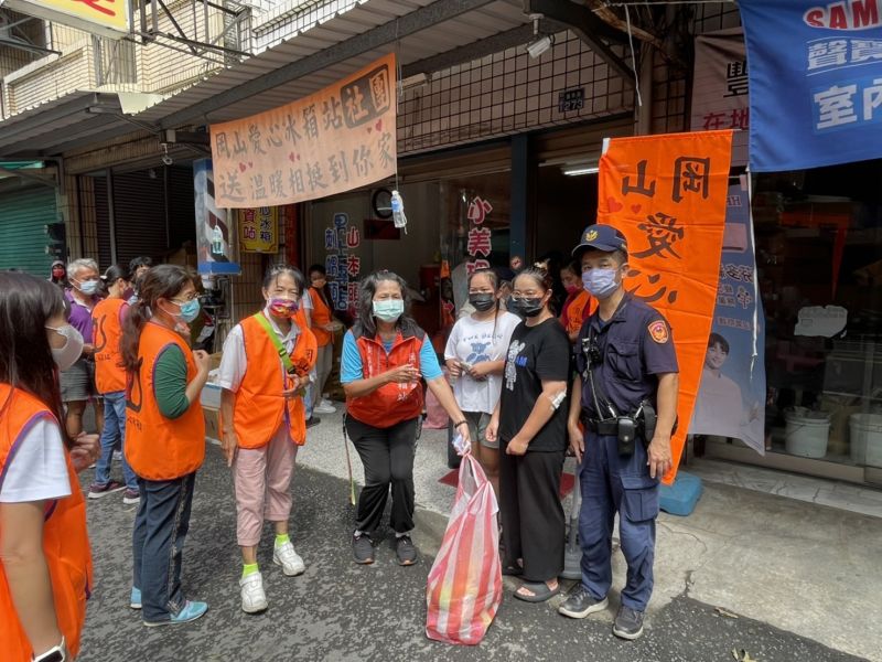 岡山警協助愛心冰箱站發放物資，共同結善好緣。  圖片來源：吳進仁翻攝