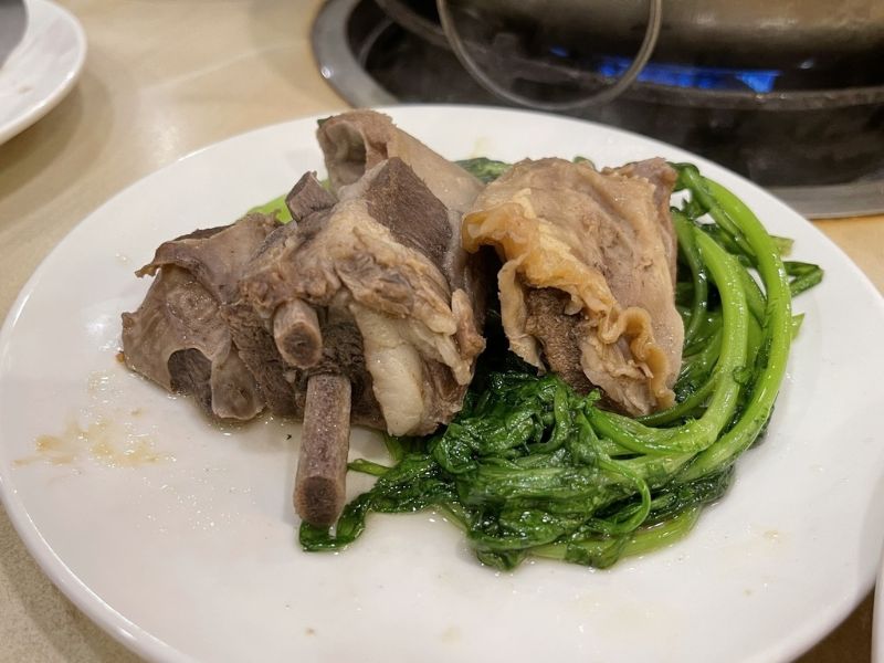 東佳老林羊肉爐微風店 美食上桌  圖片來源：李大人吃遊記