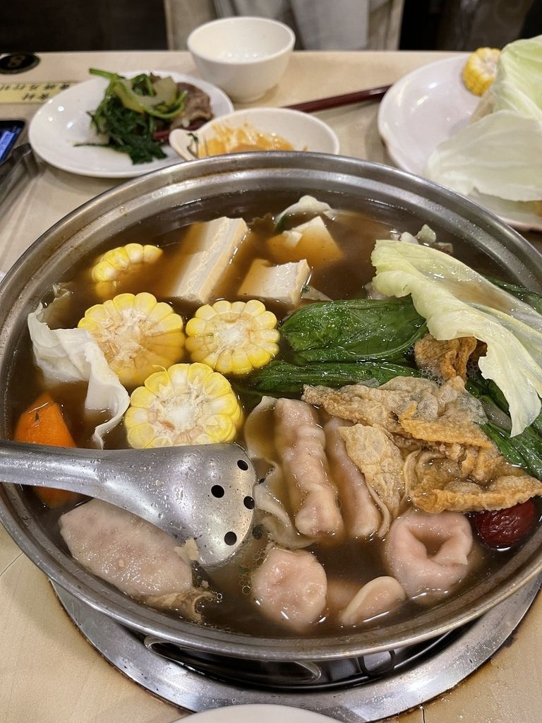 東佳老林羊肉爐微風店 美食上桌  圖片來源：李大人吃遊記