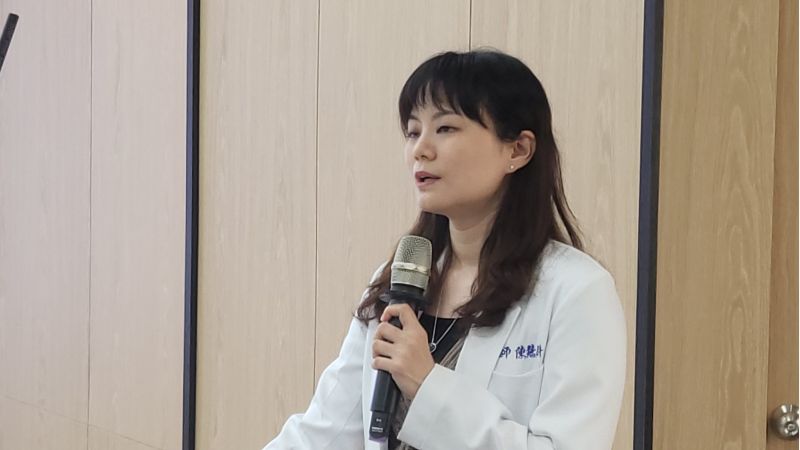 台南市立醫院小兒科 陳慧耕醫師 分享異位性皮膚炎發作時，可搭配濕敷療法，預防皮膚搔抓，提高保濕作用，並可降低類固醇使用量  圖片來源：記者林清雲