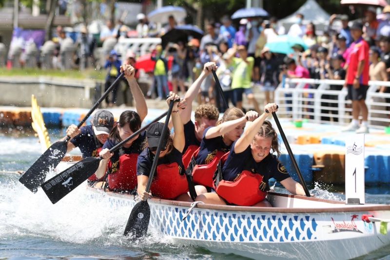 龍舟拔河為高雄愛河端午龍舟中張力十足競賽項目，圖為去年比賽實際情況。