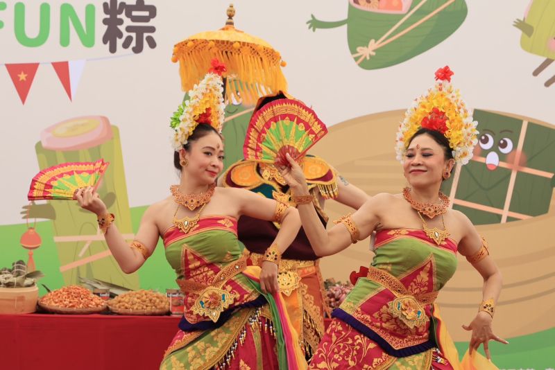 三鳳中街包粽活動由印尼峇里島迎賓舞蹈熱情開場。