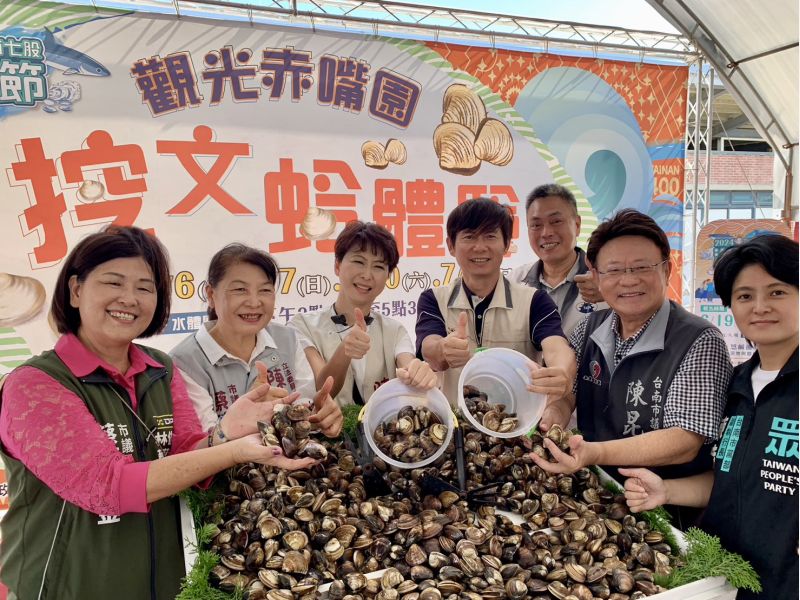 台南市觀旅局長林國華 （中）立法委員陳亭妃（左三） 議員陳昆和（右二） 蔡秋蘭 （左二）蔡蘇秋金（左一）三股里長黃仙立（右三）民眾黨人員合影。  圖片來源：記者林清雲