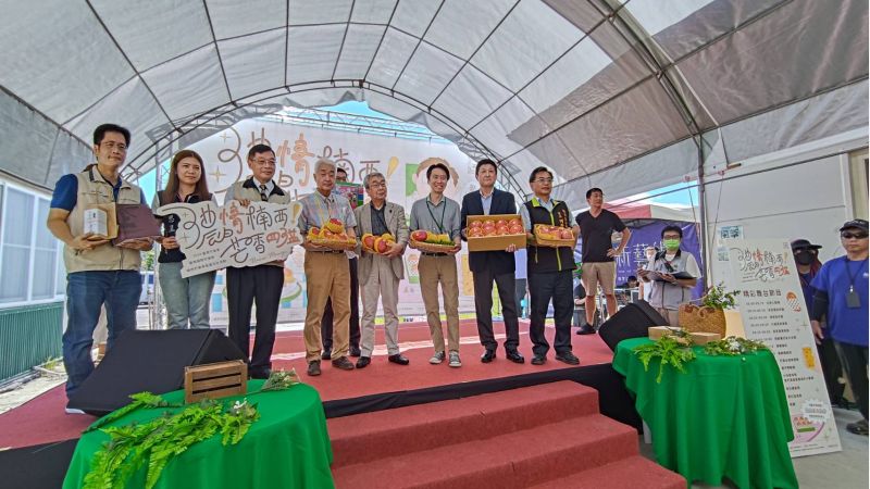 台南市民政局長姜淋煌 農業局副局長陳仲杰  觀旅局代理副局長 鄭道立 楠西區長何榮長 日本山形市市長佐藤孝弘 山形市議會議長長谷川幸司及來賓合影  圖片來源：記者林清雲