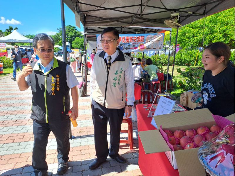 台南市政府民政局長江淋煌 楠西區長何榮長關心青農巡視青農設攤情形。  圖片來源：記者林清雲