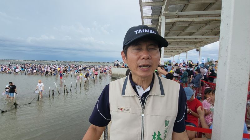 台南七股海鮮節今日登場摸蛤蜊體驗活動台南市觀旅局長林國華呼籲遊客注意安全 及七股海鮮節七寶宴即將開放網路訂桌 遊客請速上網訂桌。去年開放及秒殺、讓遊客扼腕！今年還是120桌吃海鮮正當時。  圖片來源：記者林清雲