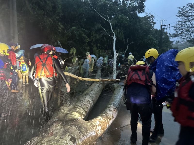 高雄市消防局派遣2車6人，配合軍方指示，晚間7時順利將37名受困師生帶出安置。  圖片來源：高市府新聞局