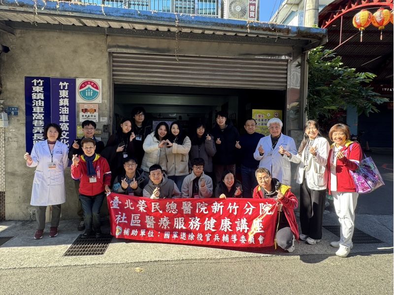 陳曾基院長帶領清華大學後醫系學生參訪竹東油車窩巷弄長照據點。右一社醫中心劉語珍執行長、右二教研中心王瑛玫主任、右三陳曾基院長、右四羅晉弘里長。  圖片來源：北榮新竹分院