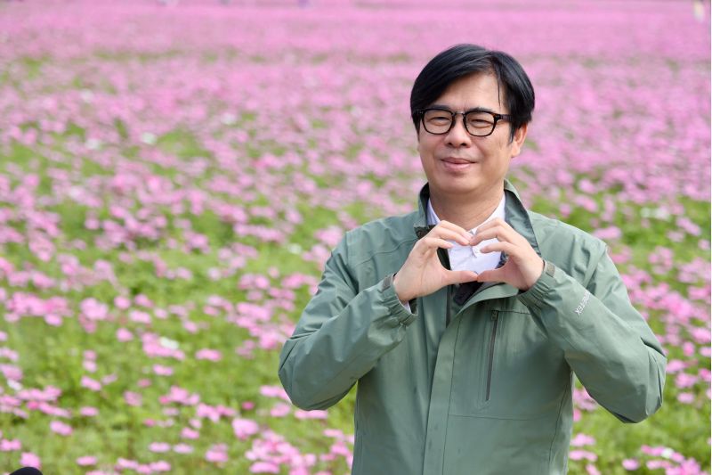 陳其邁漫步於「幸福平安花區」花海之中，不僅擺出拍照姿勢，也替美濃花海與優質農產品宣傳。  圖片來源：高市府新聞局